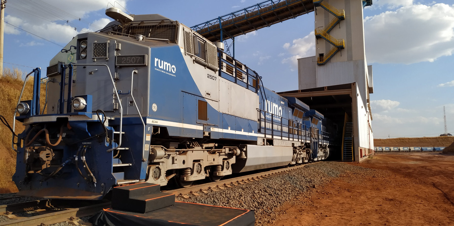 Locomotiva recebendo grãos