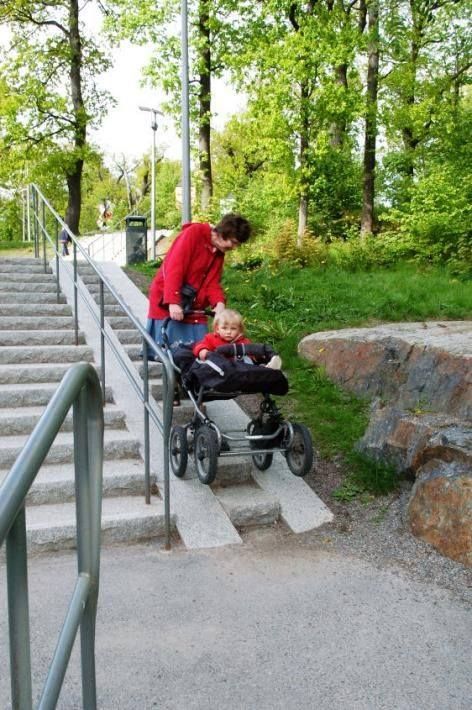 Escadarias com faixa para cadeira de rodas ou carrinho de bebê