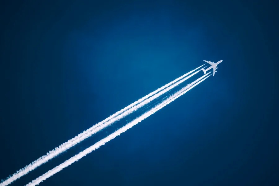Os rastros deixados por aviões no céu são formados pelo choque do vapor de água quente liberado pelos motores contra o ar gelado da atmosfera