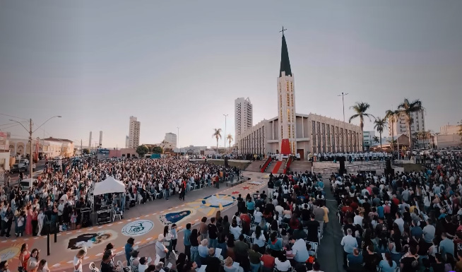 Mais de 5 mil fiéis participaram da celebração de Corpus Christi em frente à Igreja Matriz da Paróquia Nossa Senhora das Dores, em Rio Verde GO
