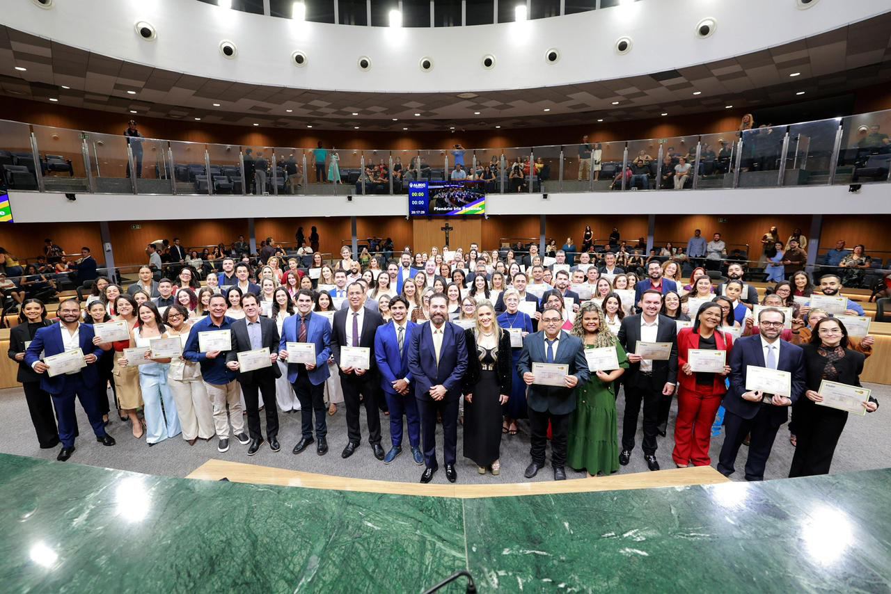 Deputado Lucas do Vale  homenageia profissionais da saúde e doadores de sangue  durante sessão solene na Alego