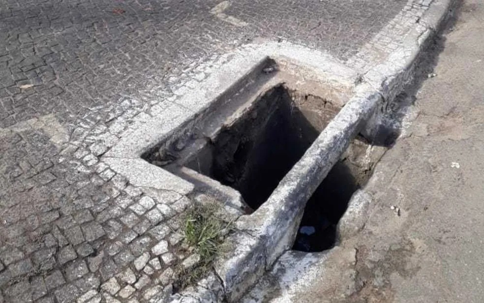 Bueiros sem tampa indicam descaso do poder público com a infraestrutura urbana, gerando riscos de quedas dos habitantes e animais de estimação
